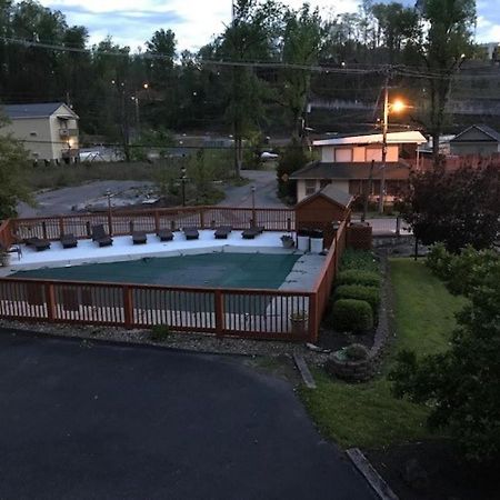 Spacious Downtown Condo Walking Distance To Downtown Gatlinburg Sleeps 6 Guests Exterior foto