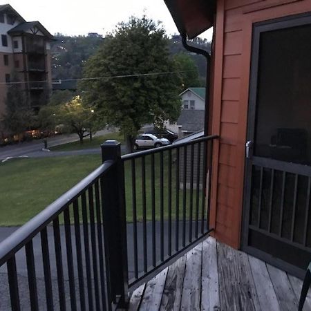 Spacious Downtown Condo Walking Distance To Downtown Gatlinburg Sleeps 6 Guests Exterior foto