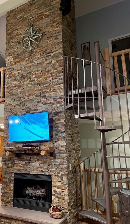 Spacious Downtown Condo Walking Distance To Downtown Gatlinburg Sleeps 6 Guests Exterior foto