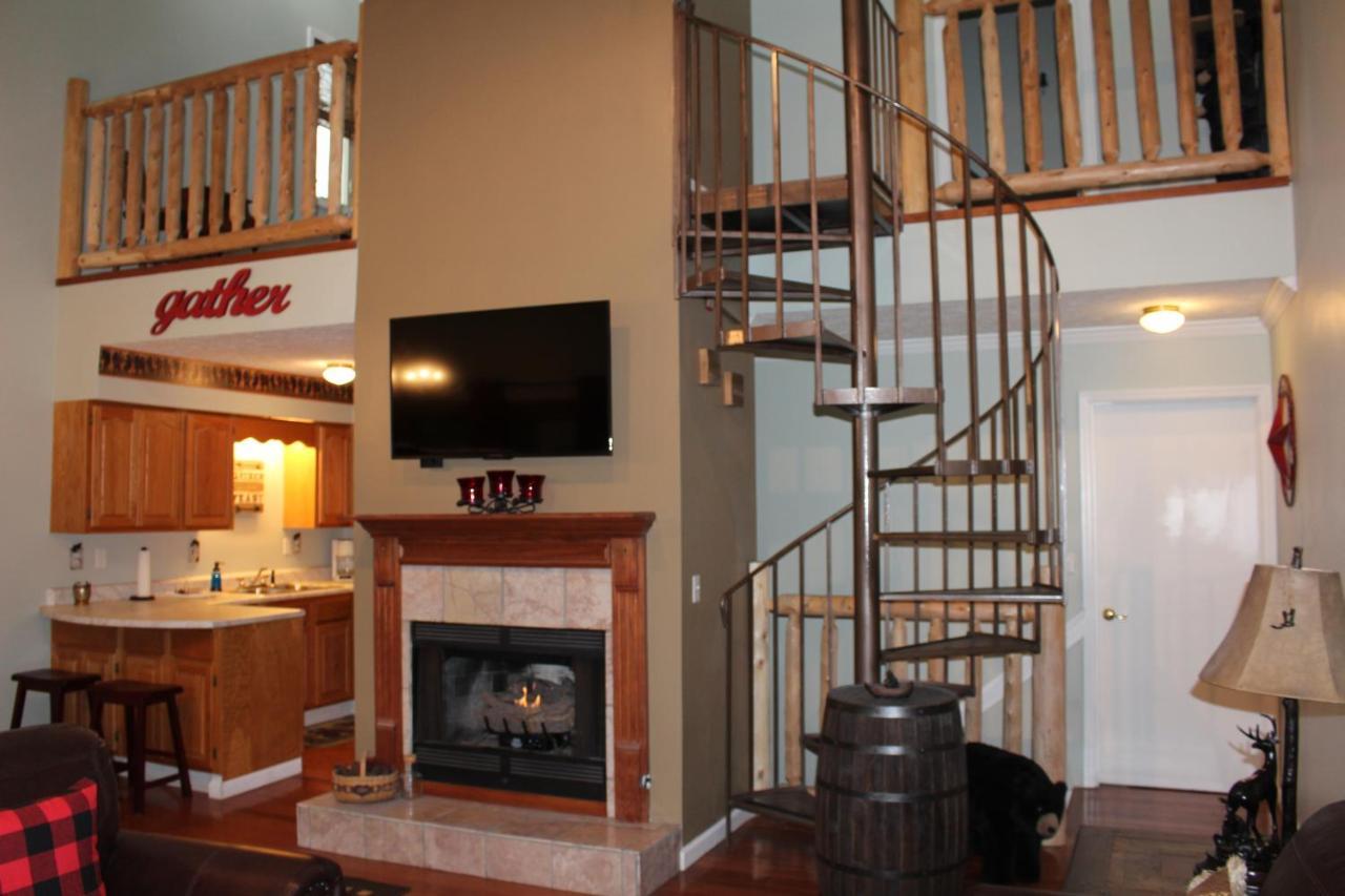 Spacious Downtown Condo Walking Distance To Downtown Gatlinburg Sleeps 6 Guests Exterior foto