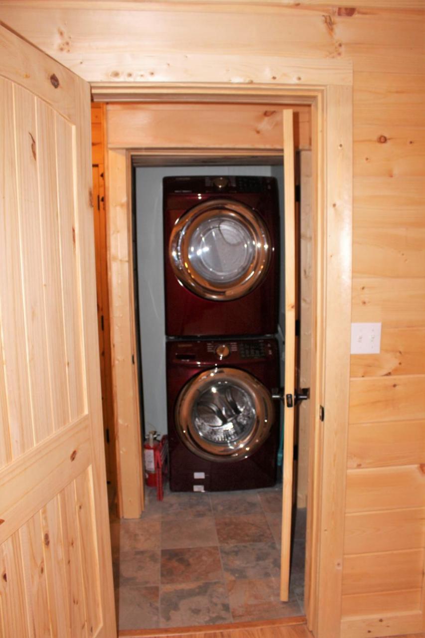 Spacious Downtown Condo Walking Distance To Downtown Gatlinburg Sleeps 6 Guests Exterior foto