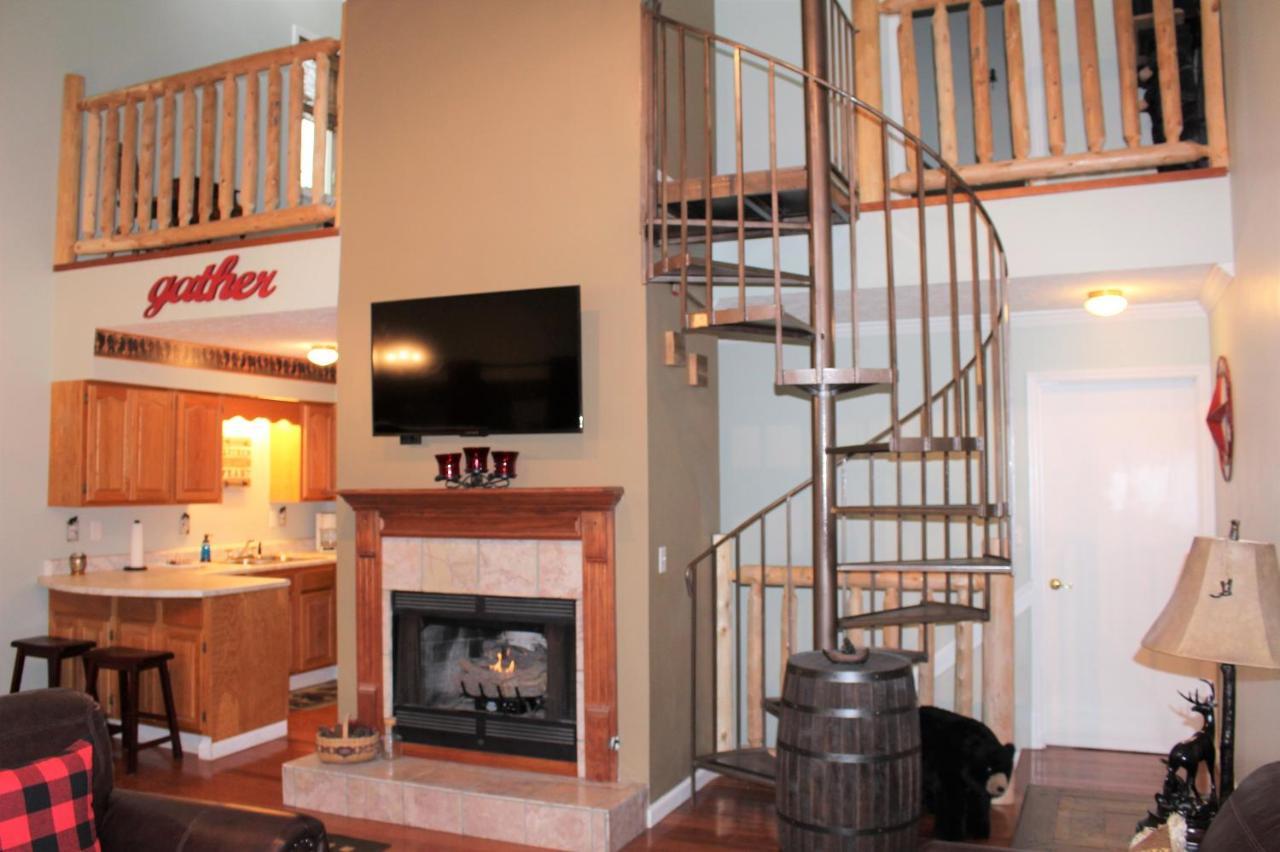 Spacious Downtown Condo Walking Distance To Downtown Gatlinburg Sleeps 6 Guests Exterior foto