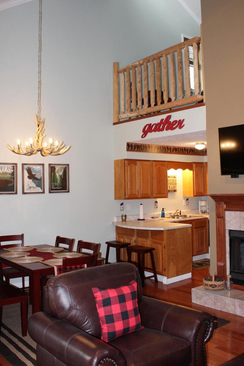 Spacious Downtown Condo Walking Distance To Downtown Gatlinburg Sleeps 6 Guests Exterior foto