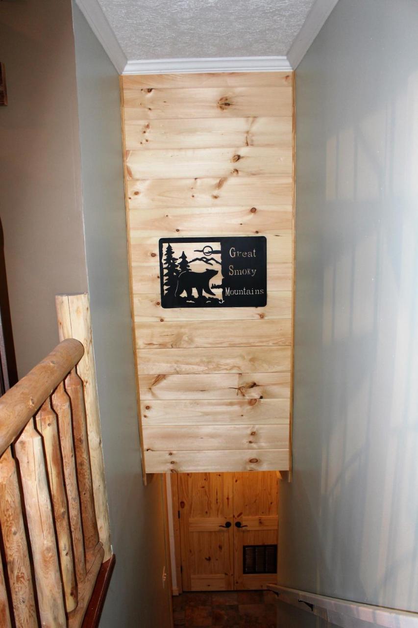 Spacious Downtown Condo Walking Distance To Downtown Gatlinburg Sleeps 6 Guests Exterior foto