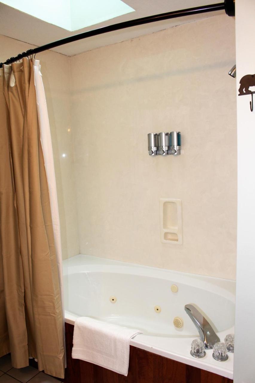 Spacious Downtown Condo Walking Distance To Downtown Gatlinburg Sleeps 6 Guests Exterior foto