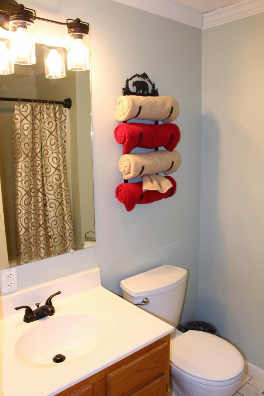 Spacious Downtown Condo Walking Distance To Downtown Gatlinburg Sleeps 6 Guests Exterior foto