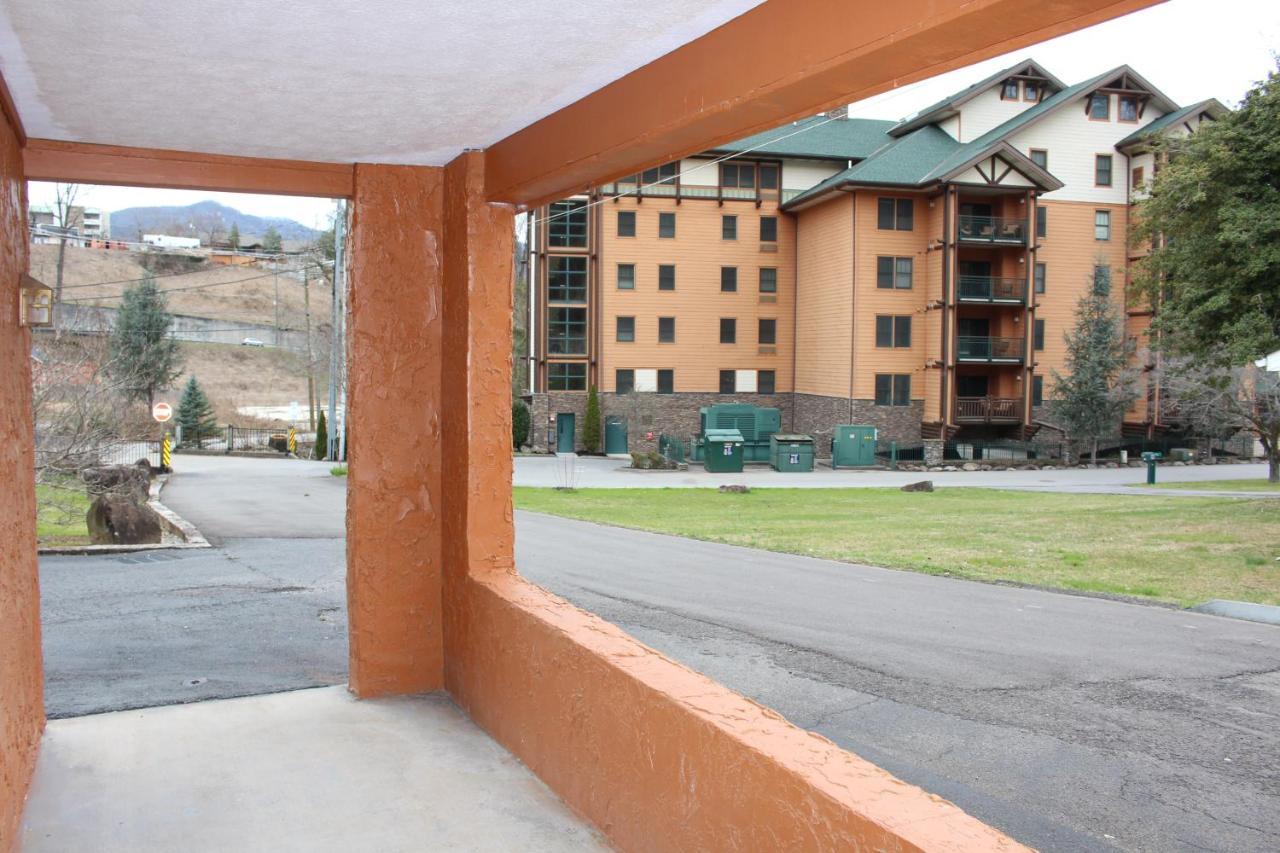 Spacious Downtown Condo Walking Distance To Downtown Gatlinburg Sleeps 6 Guests Exterior foto