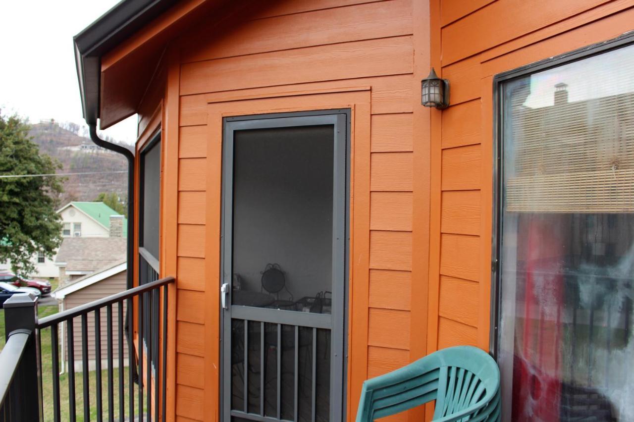 Spacious Downtown Condo Walking Distance To Downtown Gatlinburg Sleeps 6 Guests Exterior foto