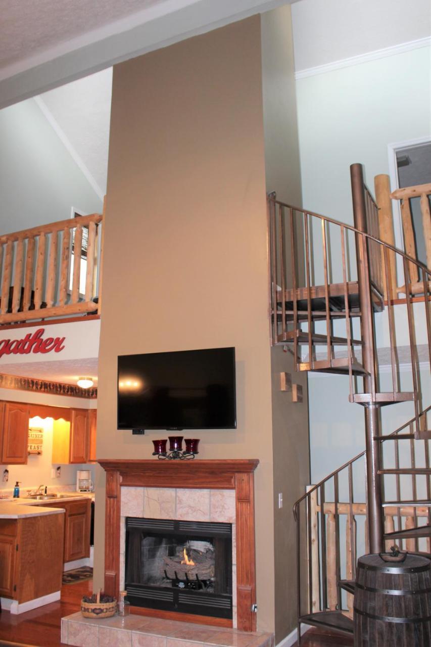 Spacious Downtown Condo Walking Distance To Downtown Gatlinburg Sleeps 6 Guests Exterior foto