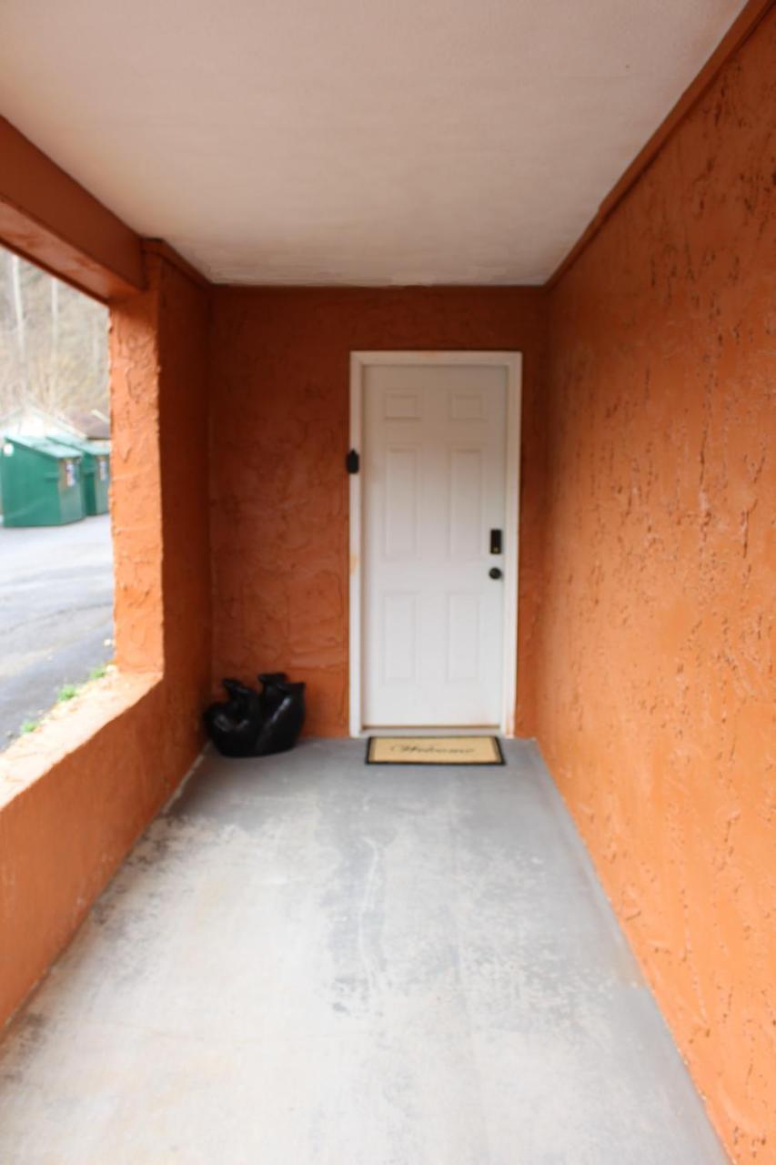 Spacious Downtown Condo Walking Distance To Downtown Gatlinburg Sleeps 6 Guests Exterior foto