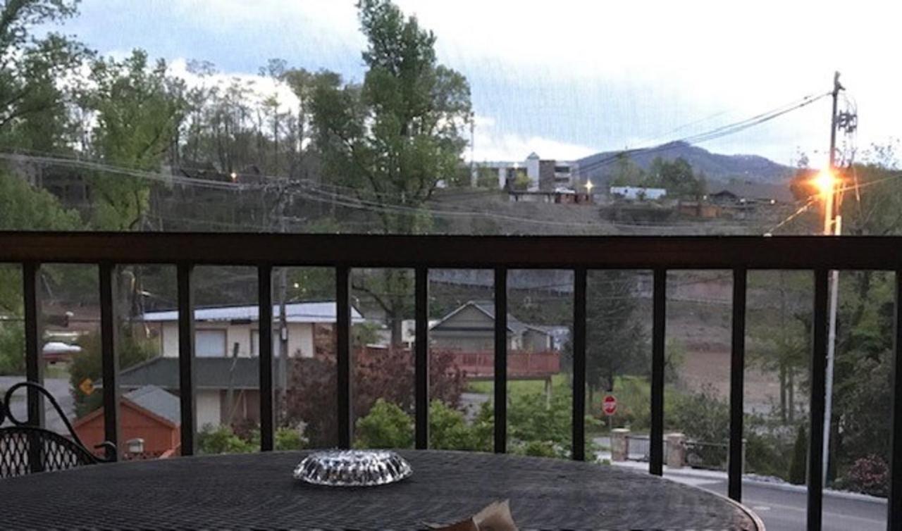 Spacious Downtown Condo Walking Distance To Downtown Gatlinburg Sleeps 6 Guests Exterior foto