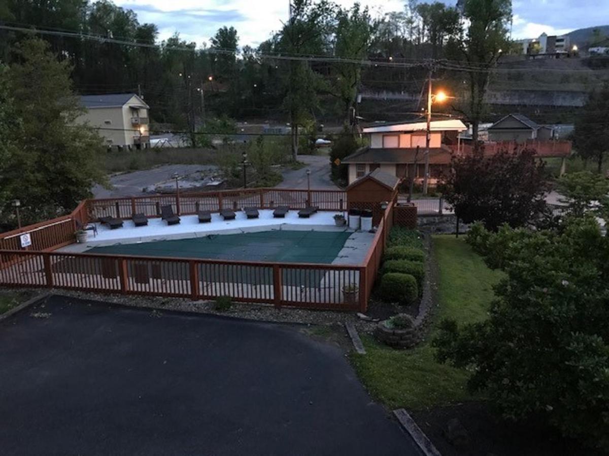 Spacious Downtown Condo Walking Distance To Downtown Gatlinburg Sleeps 6 Guests Exterior foto