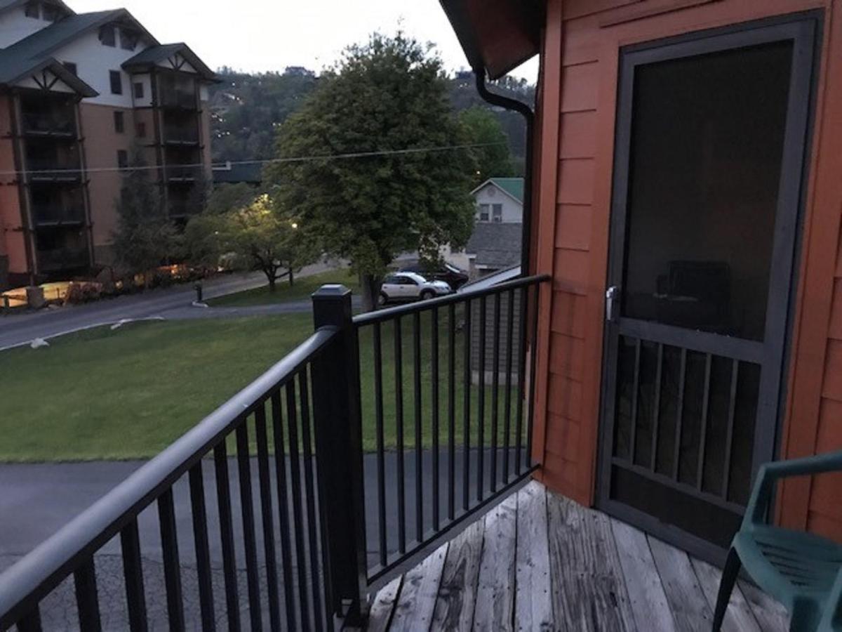 Spacious Downtown Condo Walking Distance To Downtown Gatlinburg Sleeps 6 Guests Exterior foto
