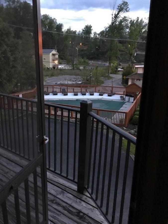 Spacious Downtown Condo Walking Distance To Downtown Gatlinburg Sleeps 6 Guests Exterior foto